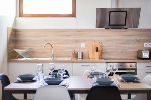 Kitchen or kitchenette, Dining area