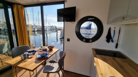 Natural landscape, TV and multimedia, View (from property/room), View (from property/room), Kitchen or kitchenette, Seating area, Dining area, Food, Lake view, River view, kitchen, kitchen