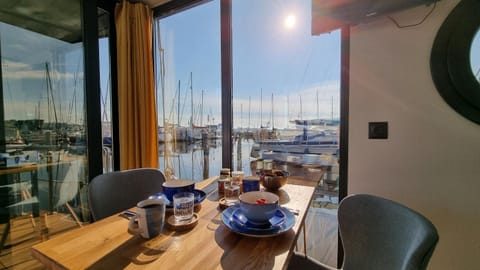 Natural landscape, Coffee/tea facilities, View (from property/room), View (from property/room), Seating area, Dining area, Lake view, River view, Sea view