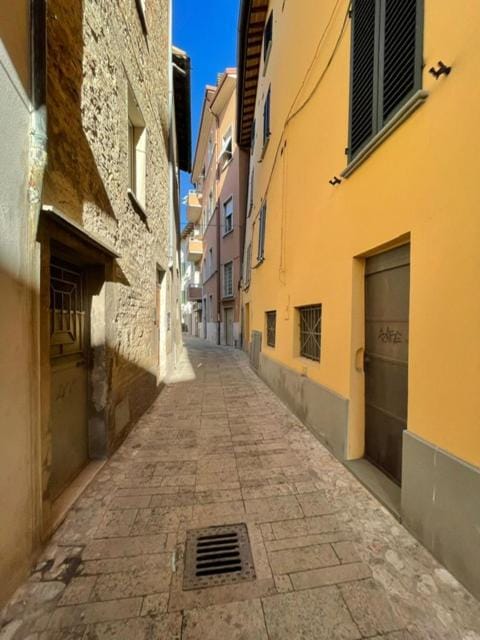 Facade/entrance, Neighbourhood