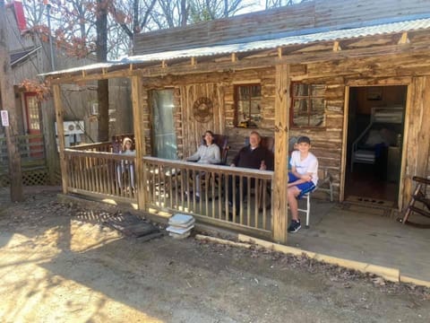 Acorn Hideaways Canton Old West Bunkhouse for 9 - Trail's End Corral Bed and breakfast in Canton