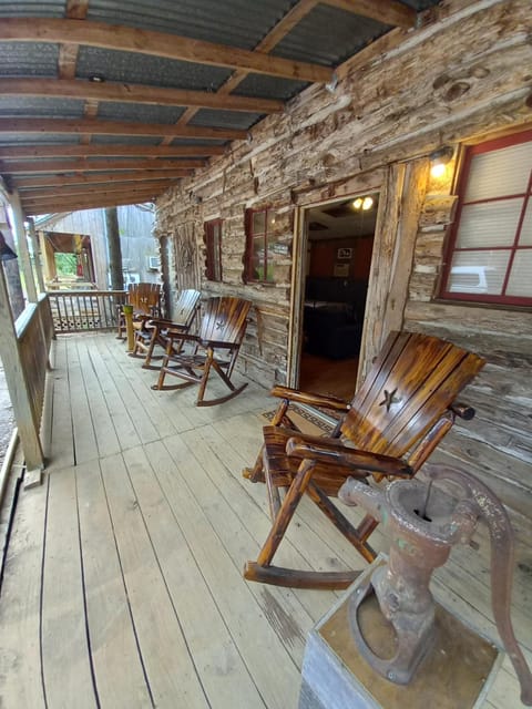 Acorn Hideaways Canton Old West Bunkhouse for 9 - Trail's End Corral Chambre d’hôte in Canton