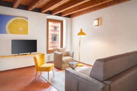 Giallo Limone Apartment With Pool Condo in Torri del Benaco