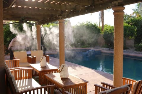 Sunset Disco: Large Pool/Spa @ Lush Family Retreat House in La Quinta