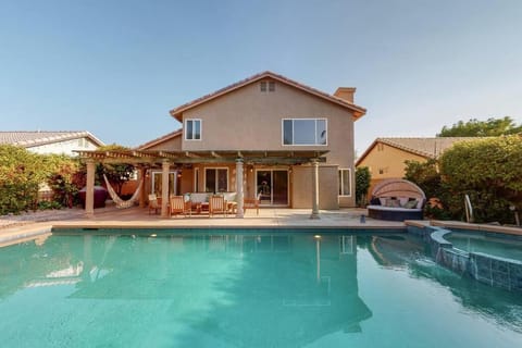 Sunset Disco: Large Pool/Spa @ Lush Family Retreat House in La Quinta