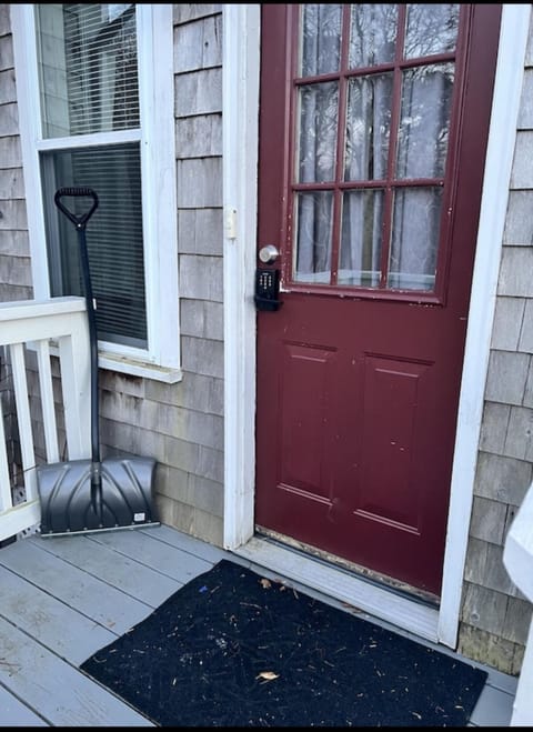 Charming Cottage Historic Falmouth Cape Cod Near Beach and Downtown 2BR 1Bath Deck Haus in Falmouth