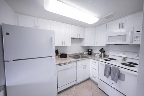 212-Fully Furnished 1BR Suite-Outdoor Pool Condo in Tempe