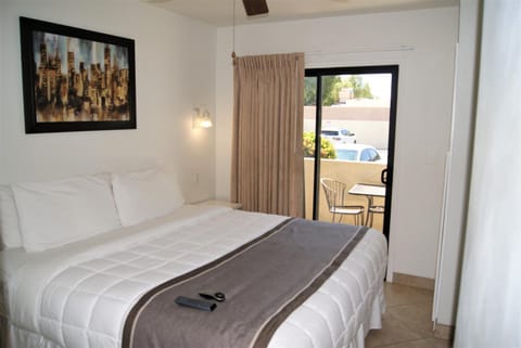 Scottsdale's premium short term getaway, Fully furnished 1 bedroom homes, FREE Golf, cable, utilities, Wi-Fi, parking, pool, and bike trails- Unit 112 apts Apartment in Tempe