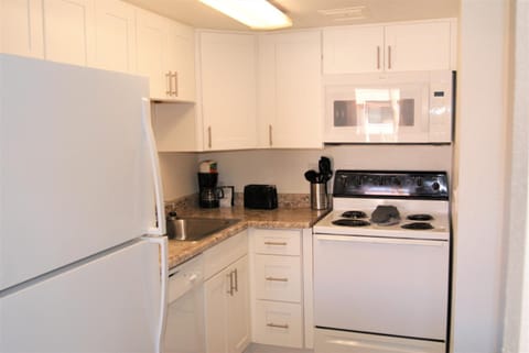 Scottsdale's premium short term getaway, Fully furnished 1 bedroom homes, FREE Golf, cable, utilities, Wi-Fi, parking, pool, and bike trails- Unit 112 apts Apartment in Tempe