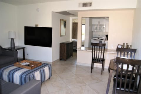 Scottsdale's premium short term getaway, Fully furnished 1 bedroom homes, FREE Golf, cable, utilities, Wi-Fi, parking, pool, and bike trails- Unit 112 apts Apartment in Tempe