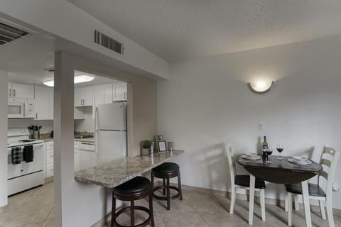 123 Fully Furnished 1BR Suite-Prime Location Condo in Tempe