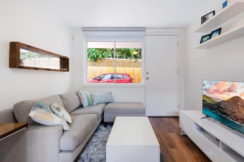 Snug St Kilda Apartment with Private Courtyard Apartment in Saint Kilda