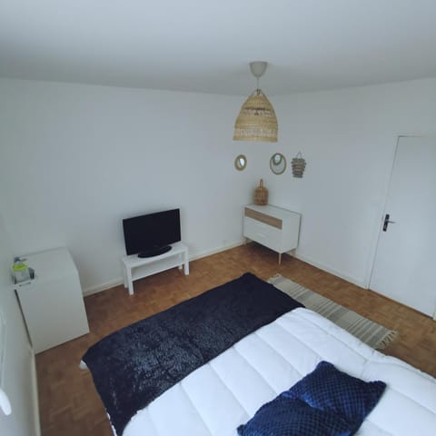 Photo of the whole room, Bedroom