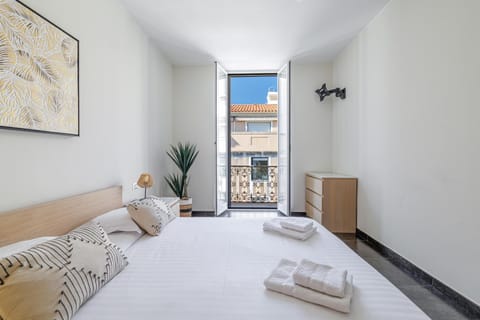 Photo of the whole room, Bedroom, towels