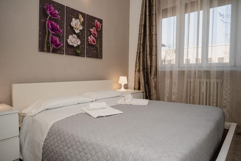 Property building, Bed, Bedroom, Street view, furniture, heating