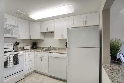 244 Fully Furnished 1BR Suite-Pet Friendly Apartment in Tempe