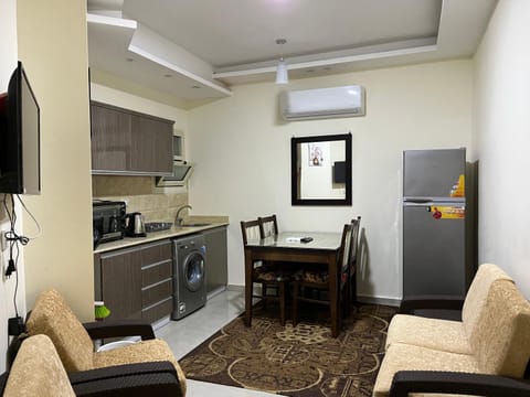 Kitchen or kitchenette, Dining area, Communal kitchen