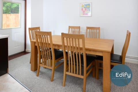 City Centre Townhouse Sleeps 8 Free Parking House in Southampton