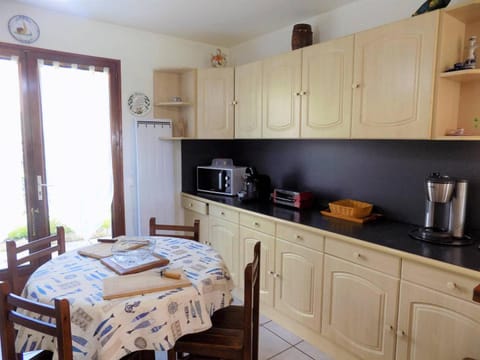 Coffee/tea facilities, Kitchen or kitchenette, Dining area, minibar, stove, toaster