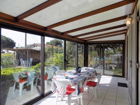 Patio, Day, Garden, Dining area, Garden view