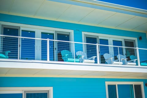 NEW LISTING! Luxury Beachfront Home - DIRECT Beach Access Maison in Cocoa Beach