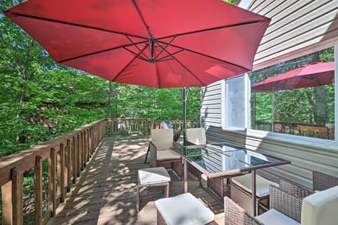 Lakefront Poconos Cottage - Deck, Fire Pit and Grill House in Middle Smithfield