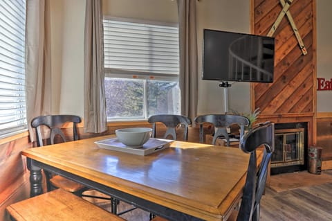 Unique Smokies Ski Shack with Mountain-Top View Apartment in Gatlinburg