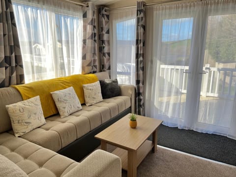 Mollys Retreat pet friendly three bed caravan with small garden Newquay Bay Resort Quieter area of park Casa in Newquay