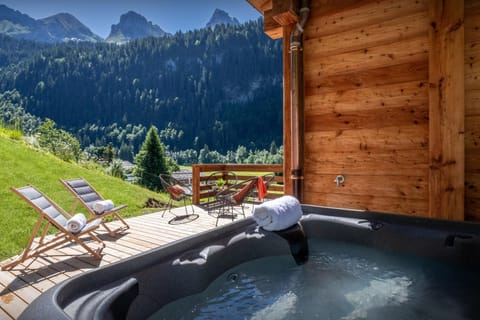 Spring, Day, Natural landscape, Hot Tub, Balcony/Terrace, Seating area, Mountain view