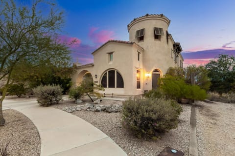 Private Family-Friendly Oasis with Heated Pool & Spa Game Room and nearby Golf House in Goodyear