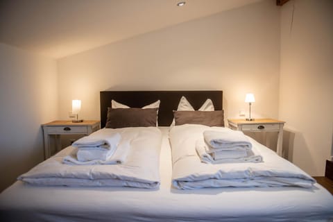 Bed, Bedroom, towels