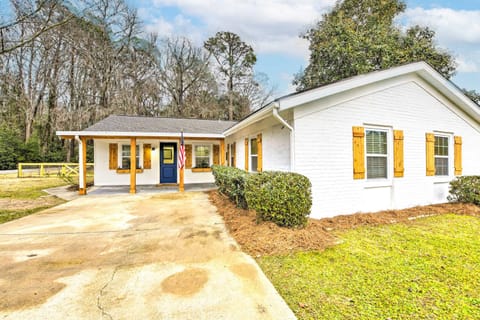 Bright Beaufort Home with Porch and Fire Pit! Haus in Port Royal