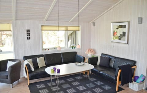3 Bedroom Cozy Home In Vggerlse Casa in Væggerløse