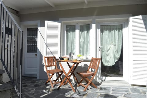 Continental breakfast, Inner courtyard view