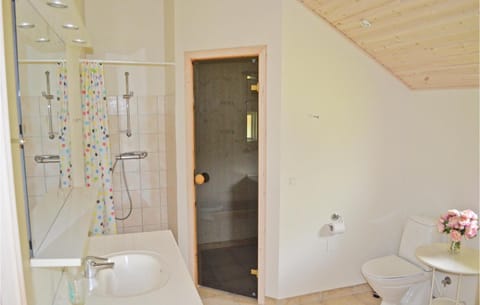 4 Bedroom Stunning Home In Vggerlse House in Væggerløse