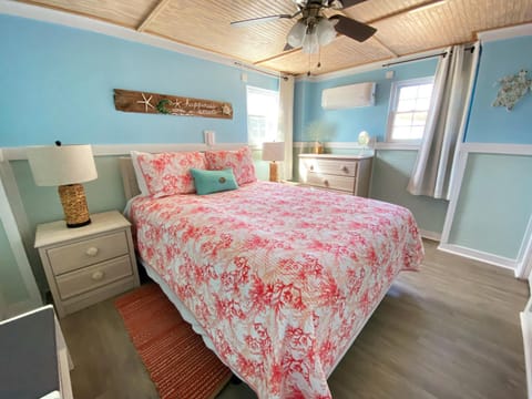 Lil'TipSea on Topsail - Close to the sound and beach! Haus in Topsail Beach