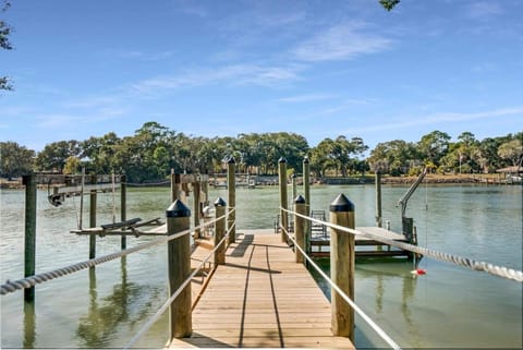 Charming Fishing Cabin Has It All, Full Dock and Summer Kitchen, Access to SUPs, Bikes, Beach Gear House in Palm Coast