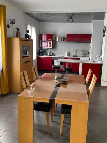 Kitchen or kitchenette, Dining area