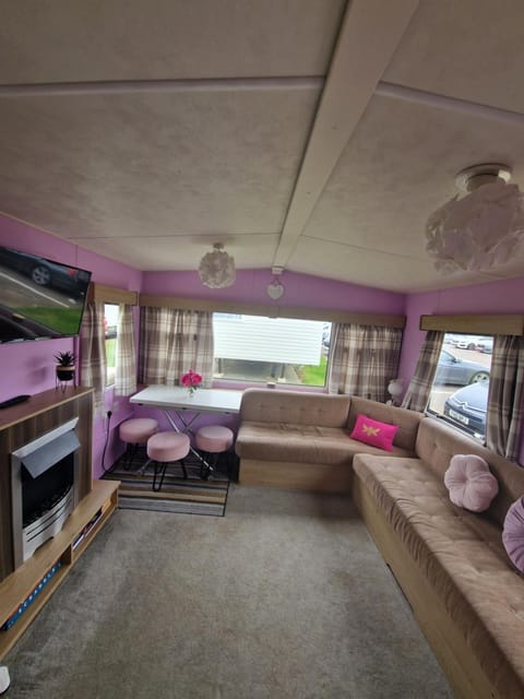 Lovely caravan at Harts Holiday Park Leysdown-on-Sea Apartment in Leysdown-on-Sea