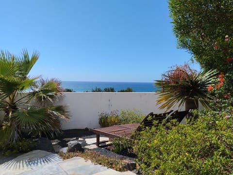 Beautiful small bungalow, amazing views and garden House in Isla de Lanzarote