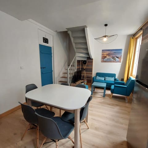 Le chant des mouettes a 300 m de la mer et du port House in Normandy