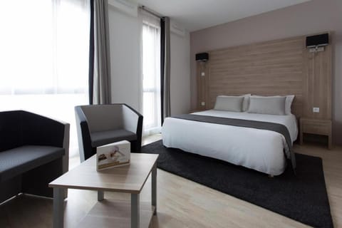 Bed, Living room, Photo of the whole room, Seating area, Bedroom