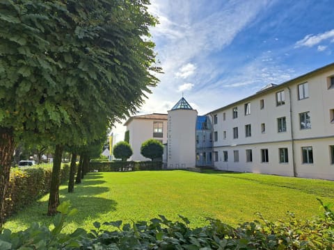 Property building, Garden, Garden view, Street view, Street view, Quiet street view