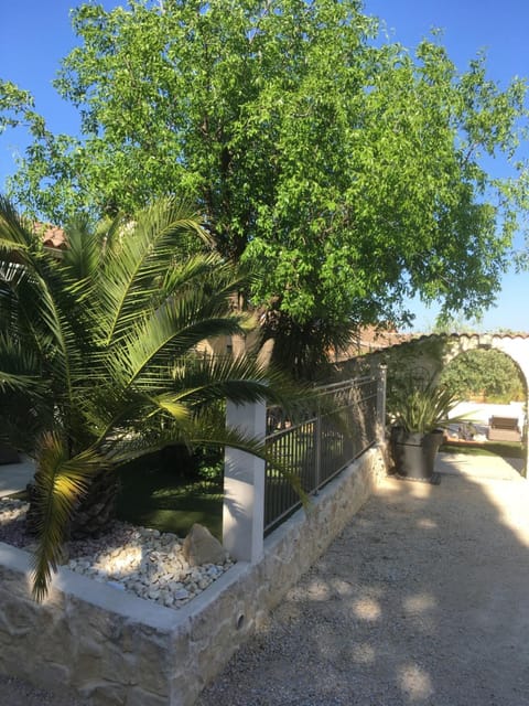 Appartement duplex meublé avec vue sur piscine Apartment in Pont-Saint-Esprit