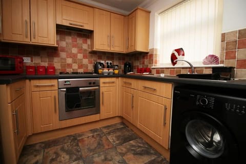 Coffee/tea facilities, Kitchen or kitchenette, oven, stove, washing machine