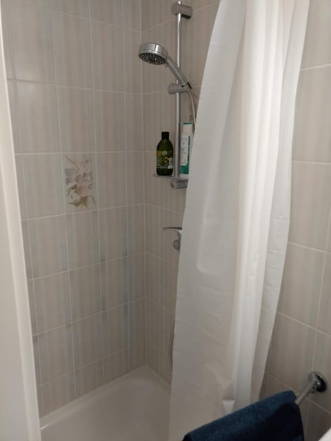 Ruhiges, gemütliches Zimmer mit Bad für 2 Personen, mit Gartenterasse Apartment in Lubeck