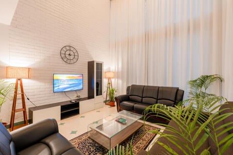 Communal lounge/ TV room, TV and multimedia, Living room, Seating area, Evening entertainment