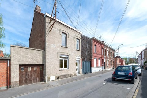 Nearby landmark, Facade/entrance, Neighbourhood, Street view