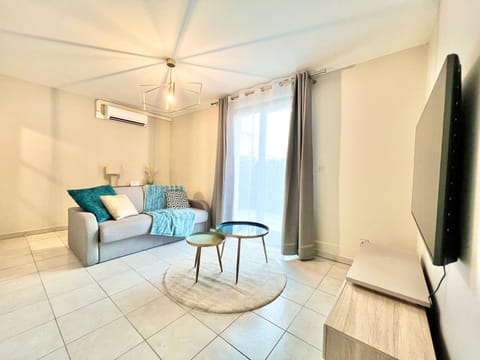 Living room, Decorative detail, Seating area