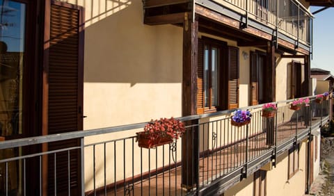 FULVIA - Courtyard apartment with balcony Apartment in Arona
